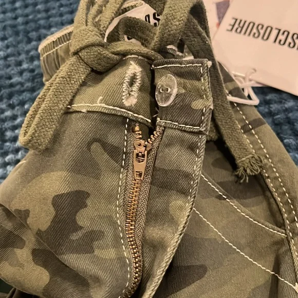 NWT DISCLOSURE BAGGY CARGO CAMO PANTS💚💚 - Picture 10 of 14